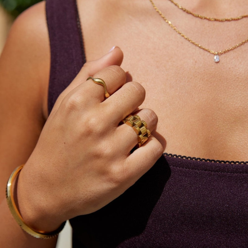 Jayla – Trendy wavy open ring with modern silhouette and sculpted minimalist design