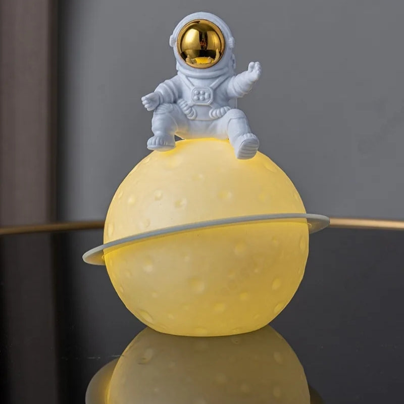 AstroLume – Kreatywne światło z figurką astronauty i planety do dekoracyjnej atmosfery