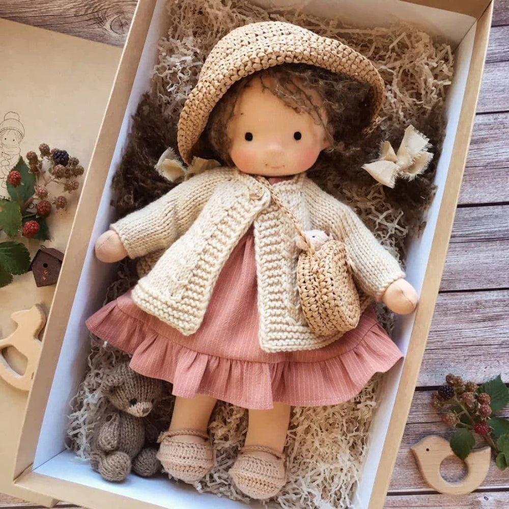 SoftWhisper – Păpușă lucrată manual pentru jocuri imaginative și dezvoltare creativă