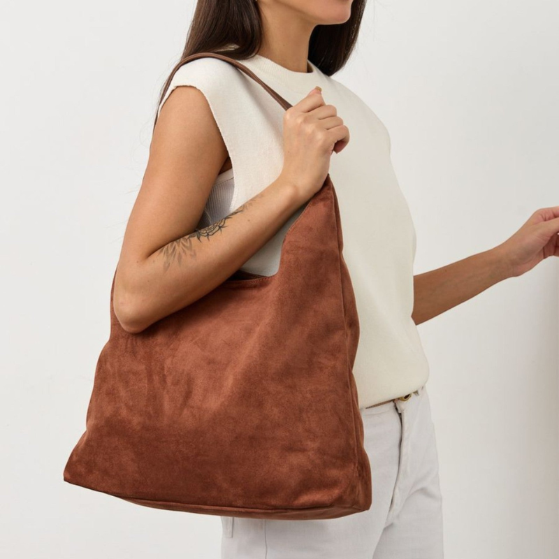 Esme – Tote bag with hasp closure and zipper compartments