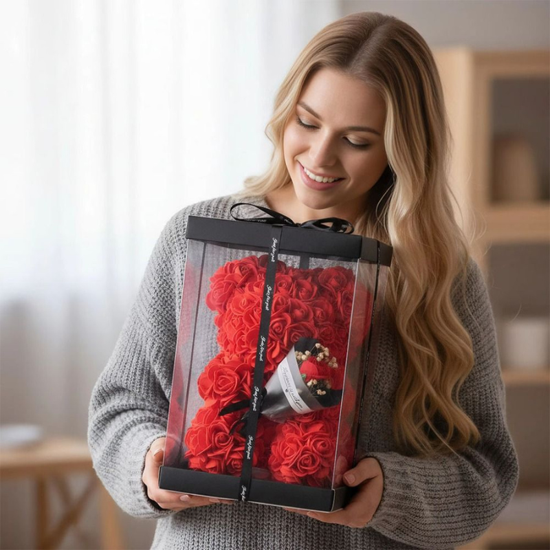 Prezent na Dzień Matki | Miś z róż trzymający bukiet