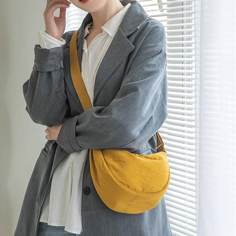 Yola - Sac en forme de demi-lune avec artisanat élégant et rangements intelligents
