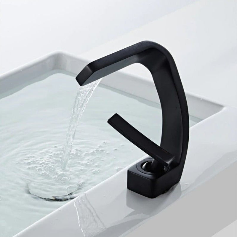 LuxeFlow - Rubinetto da cucina moderno con design curvo e beccuccio girevole