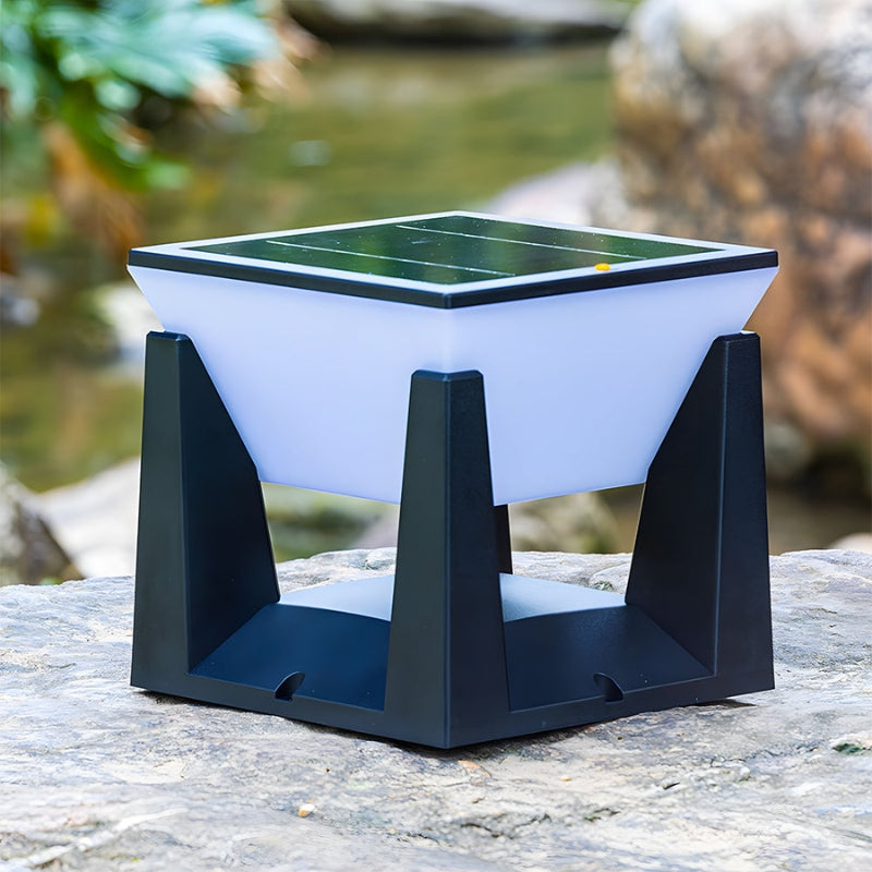 LumeGrid – Lampă clasică de exterior cu celule solare și design geometric