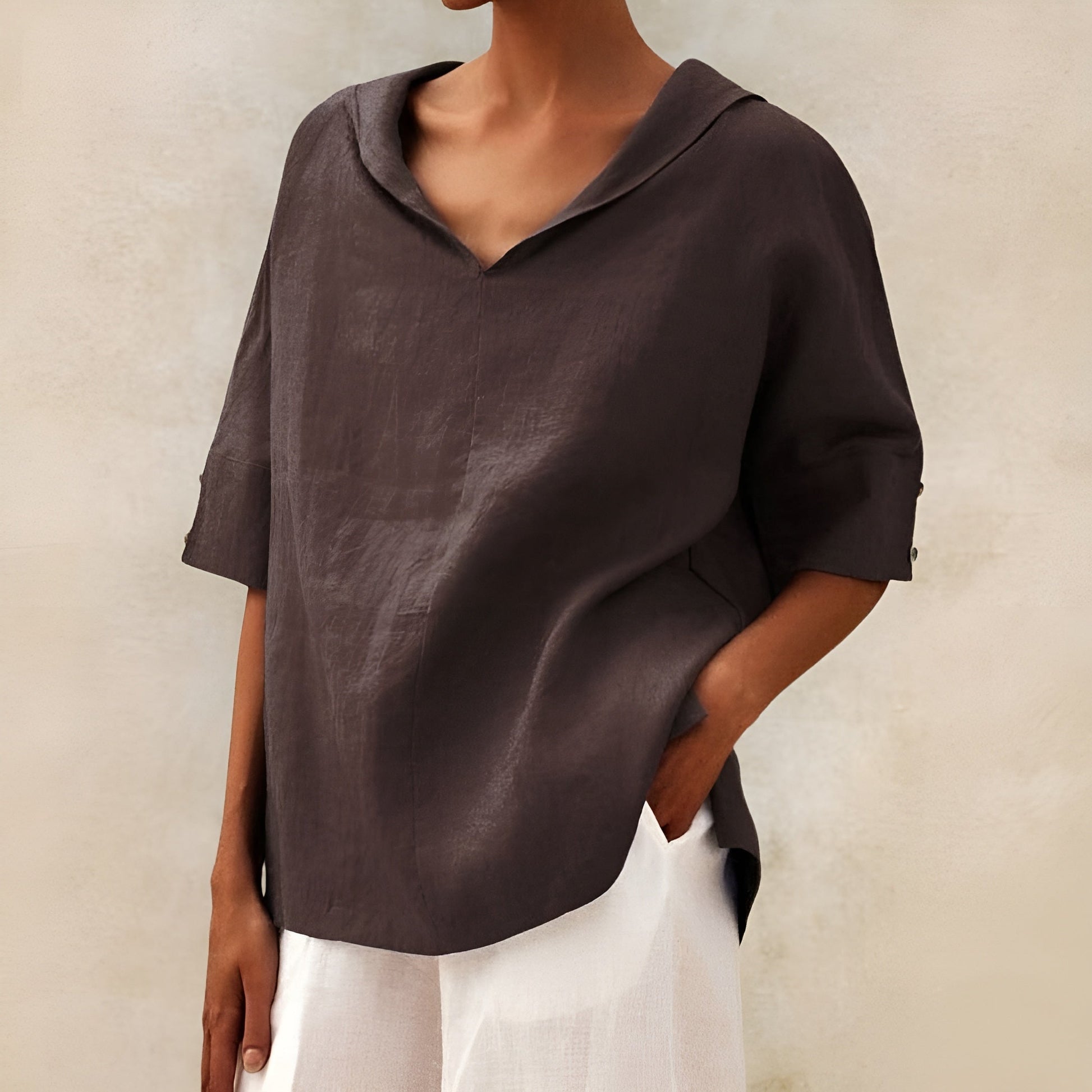 Sarah – Trendy top s krátkými rukávy a hlubokým výstřihem do V
