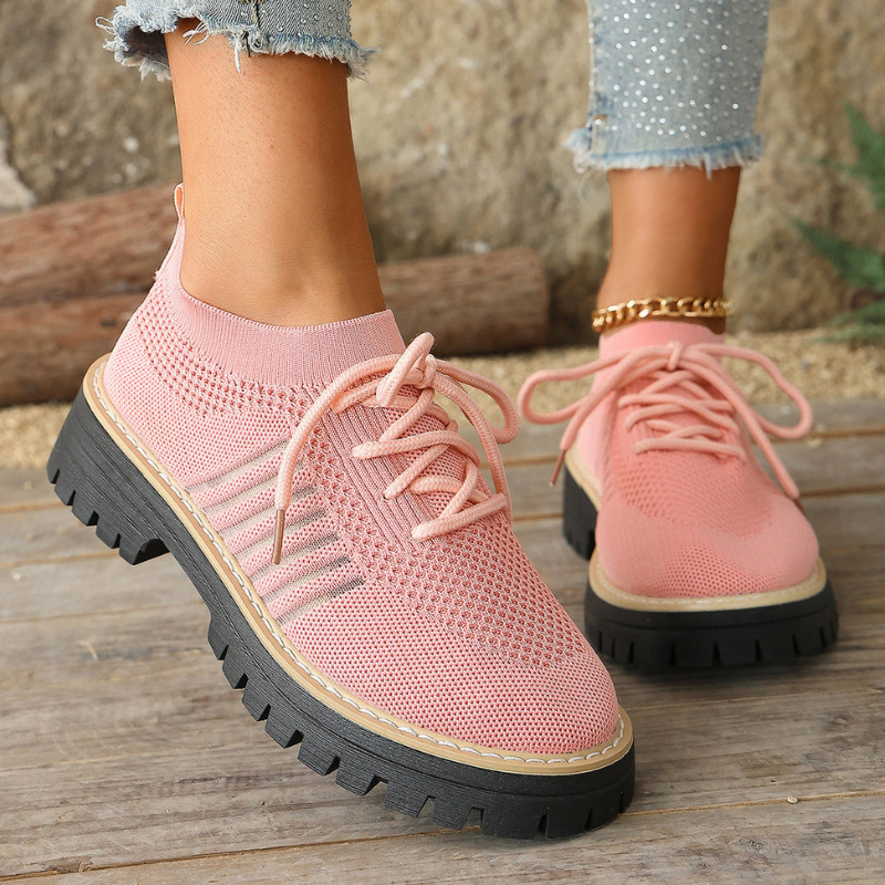 Orlyna – Buty wsuwane z ozdobnymi sznurówkami | Antypoślizgowa podeszwa dla stabilnego chodzenia | Codzienne, casualowe noszenie | Rozmiary 36–43 | Brązowy, Szary, Czarny, Jasnoszary, Różowy, Beżowy, Czerwony, Jasnoróżowy, Biały