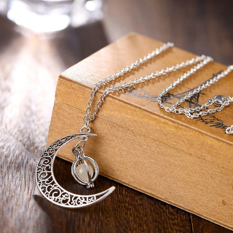 Margaret - Collier avec pendentif en perles et design inspiré de la lune