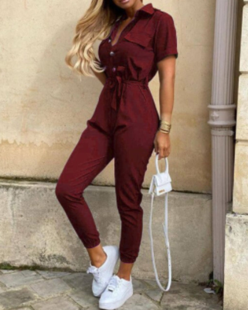Diana – Salopetă elegantă cu pantaloni largi, nasturi, croială lejeră și mâneci scurte