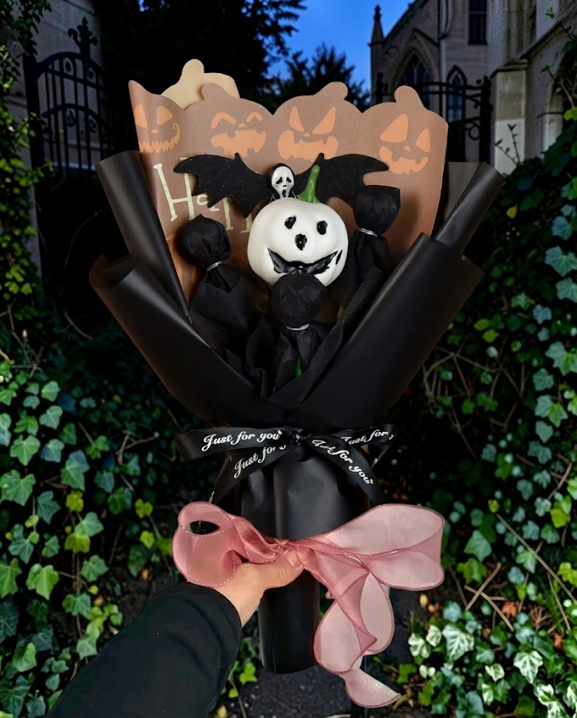 CozyBloom – Buchet de pluș Jack Skellington cu trandafiri decorativi