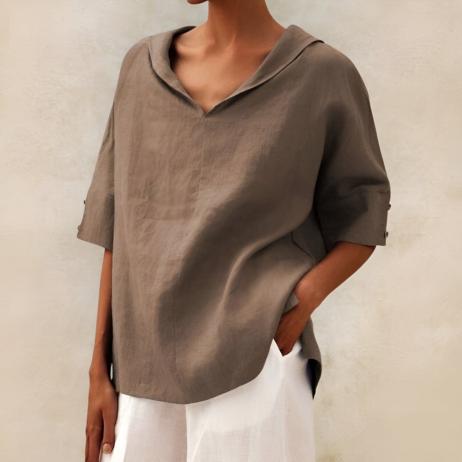 Sarah – Trendy top s krátkými rukávy a hlubokým výstřihem do V