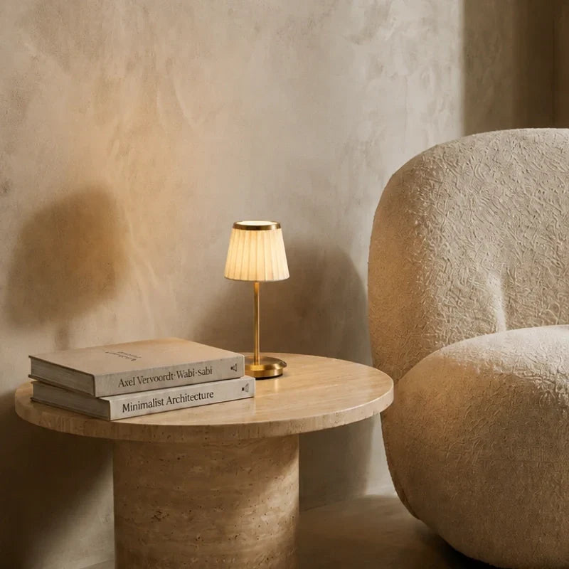 GlowWeave - LED stolní lampa s plisovaným látkovým stínidlem a železnou základnou