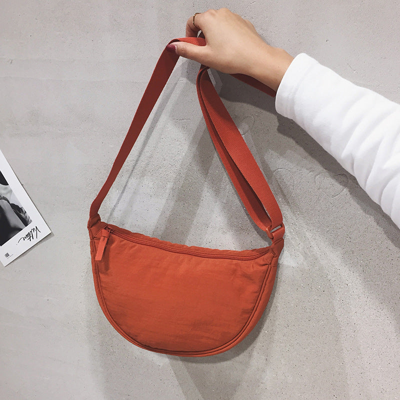 Yola - Sac en forme de demi-lune avec artisanat élégant et rangements intelligents