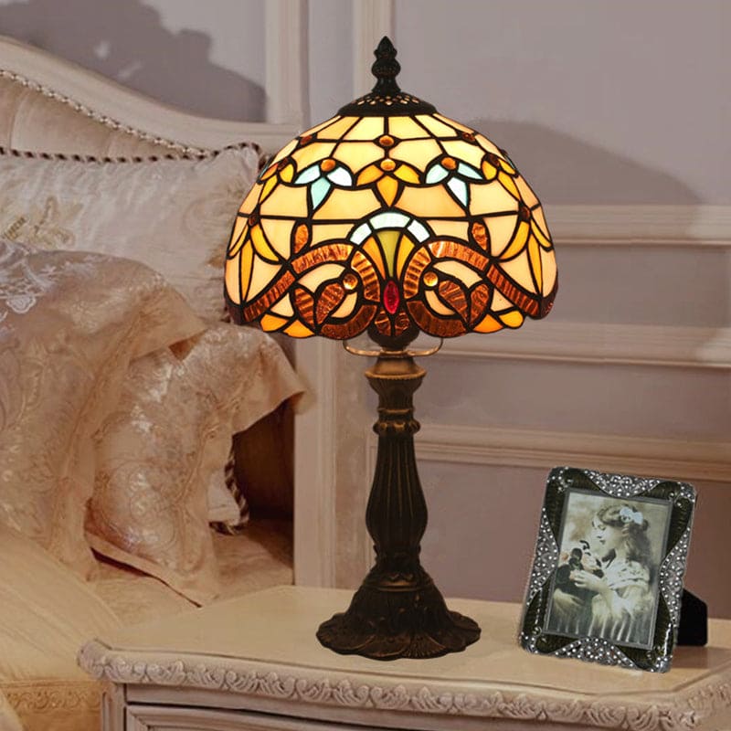 Lumora – stolní lampa ve stylu Tiffany s barevným skleněným stínidlem a dekorativním vzorem