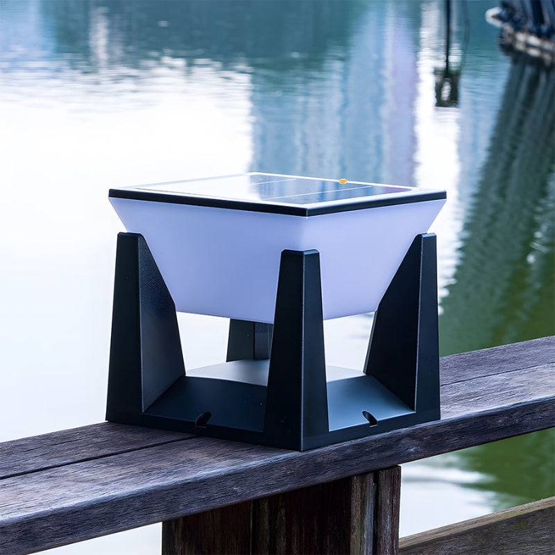 LumeGrid – Lampă clasică de exterior cu celule solare și design geometric