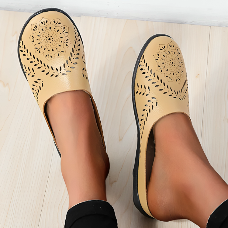 Mira - Mules sans talon avec bout rond et ouvertures supérieures à motifs