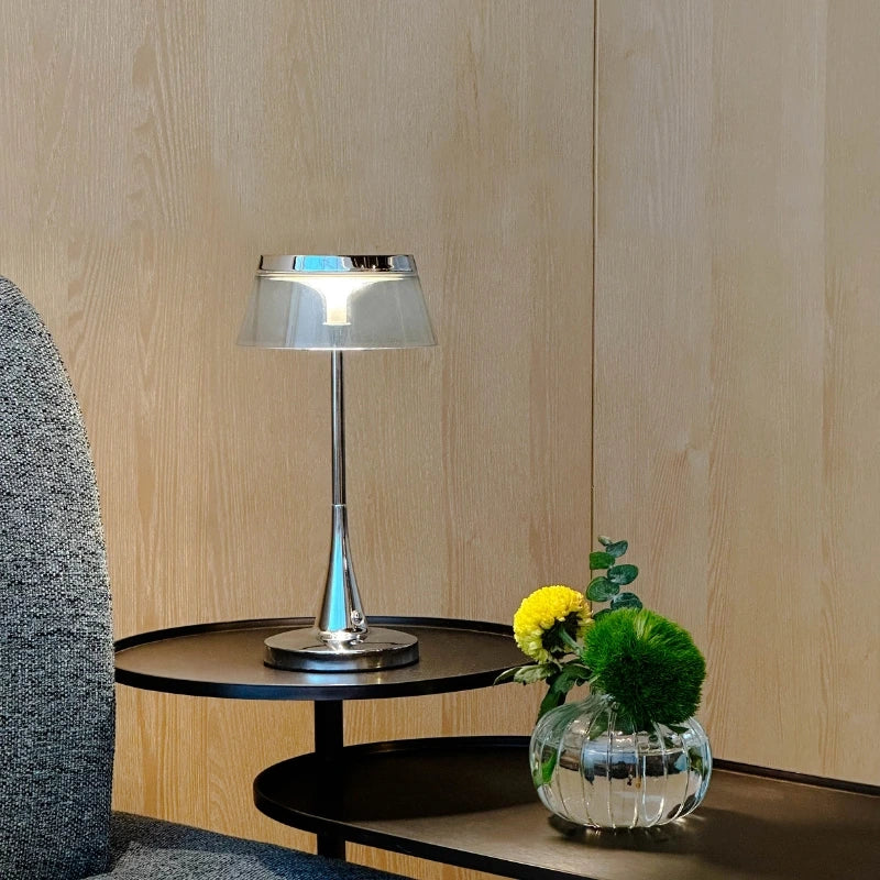 CrystalBase - Candeeiro de mesa com abat-jour em acrílico e base metálica