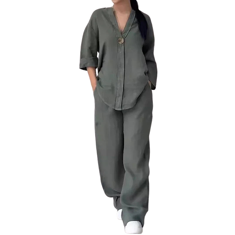 Liora – Loose Two-Piece Set with V-Neck Top and Wide-Leg Pants
