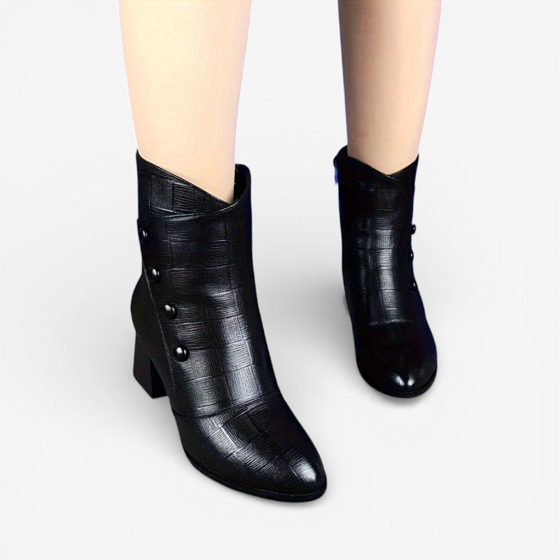 Caitlin – Bottines à talon épais avec bout pointu | Port stable et confortable | Accents décoratifs à boutons | Tailles 35–41 | Noir