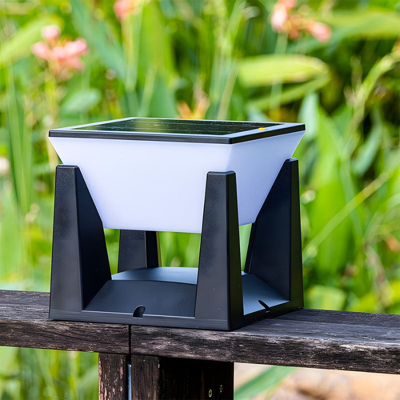 LumeGrid – Lampă clasică de exterior cu celule solare și design geometric