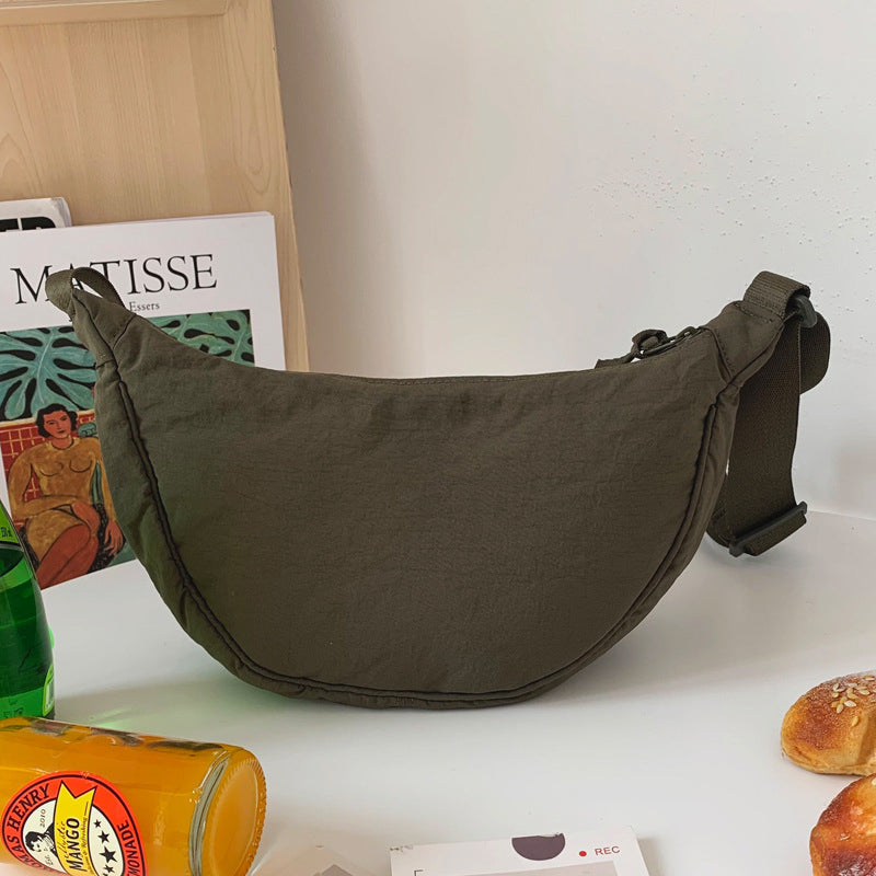 Yola - Sac en forme de demi-lune avec artisanat élégant et rangements intelligents