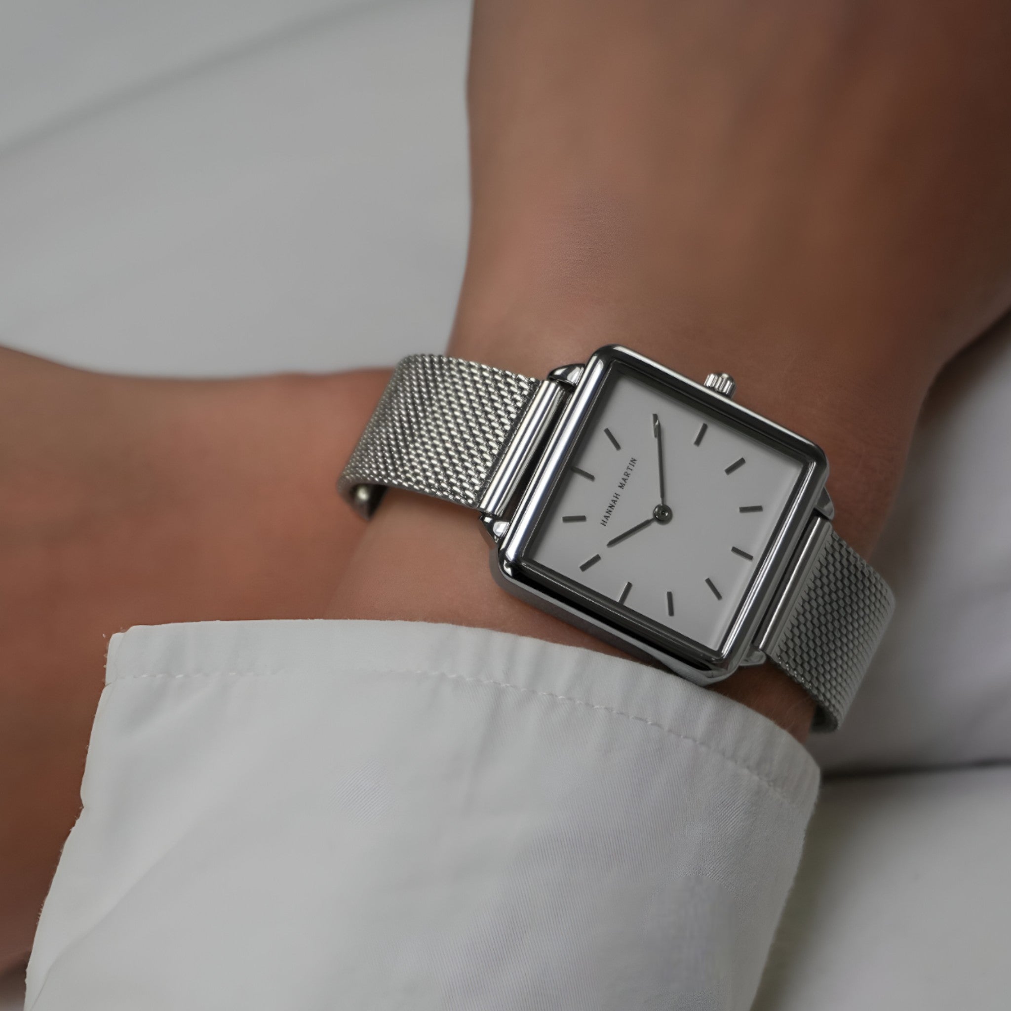 Naomi - Ceas minimalist pătrat cu curele din plasă și eleganță atemporală