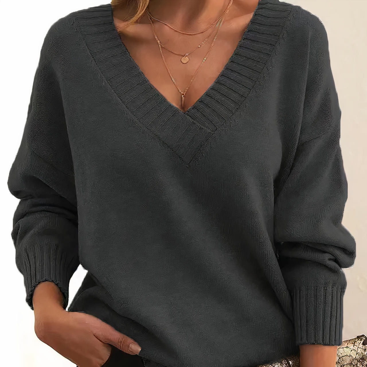 Janne - Cashmere sweater with V-neck for modern comfort and style