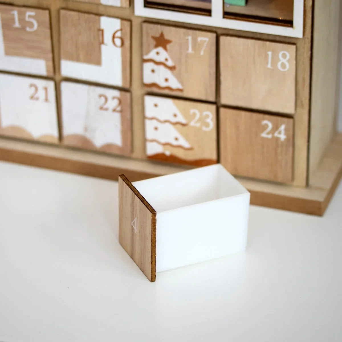 Calendrier de l'Avent en bois Woodlume - avec lumières LED