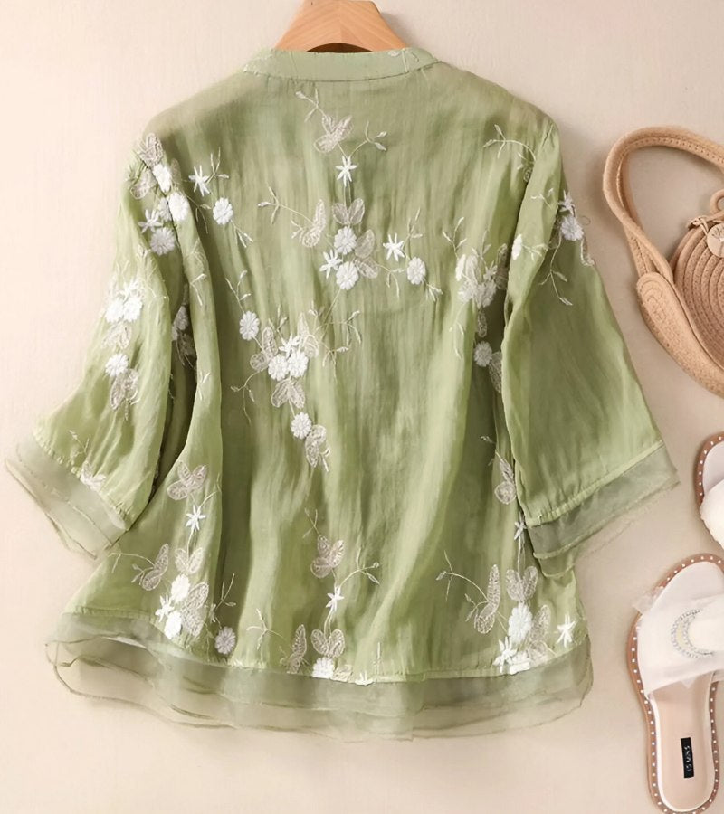 Elise – Classic blouse with round neck, front button closure, and loose fit