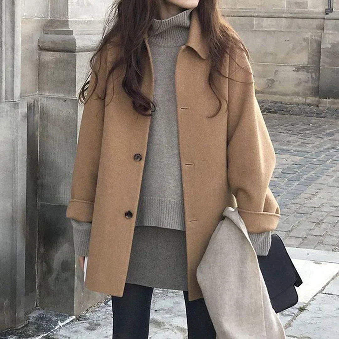Avelora – Chaqueta larga con cuello vuelto y cierre de botones