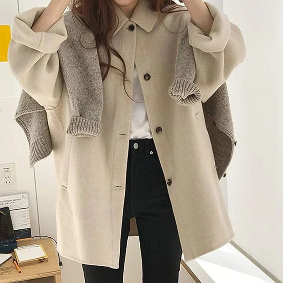 Avelora – Chaqueta larga con cuello vuelto y cierre de botones