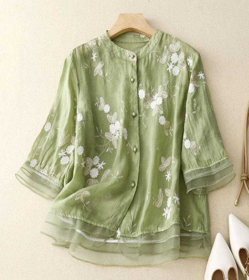 Elise – Classic blouse with round neck, front button closure, and loose fit