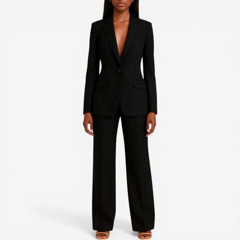 Completo da donna con blazer aderente e pantaloni su misura