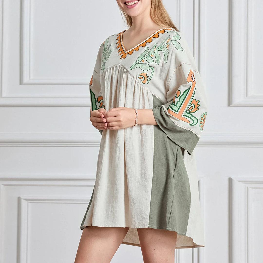 Leila – Modna mini sukienka w kwiatowy wzór z dekoltem w serek i luźnym krojem
