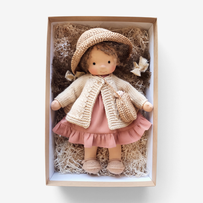 WillowCraft – Păpușă Waldorf lucrată manual, din materiale naturale și moi