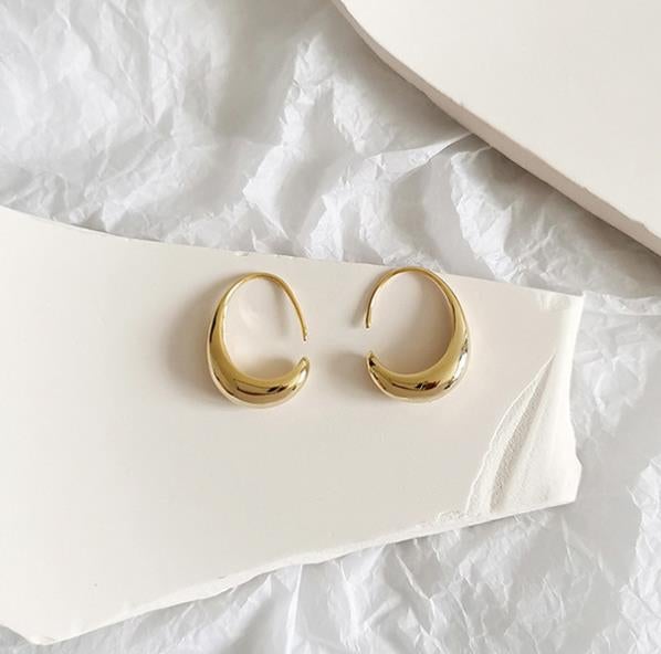 Diana - Boucles d’oreilles remarquables en forme de C avec silhouette moderne et finition douce et brillante