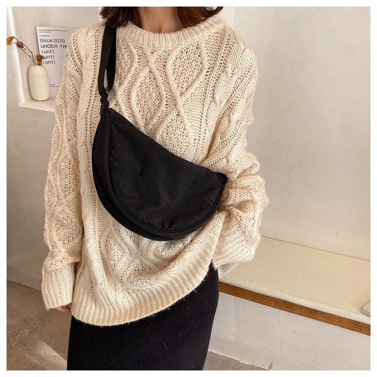 Yola - Sac en forme de demi-lune avec artisanat élégant et rangements intelligents