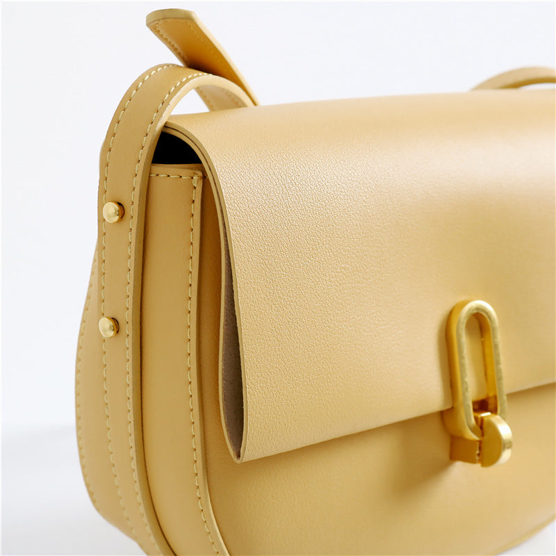 Faye - Chic handbag with flap closure and adjustable strap
