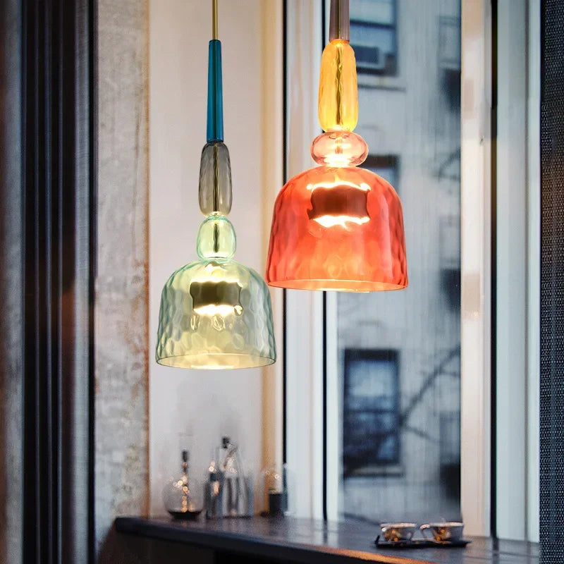 SphereGlow – Lustră din sticlă colorată cu LED și înălțime reglabilă | Iluminare ambientală multicoloră | Design decorativ cu piatră de sticlă | Pentru camere de zi și sufragerii
