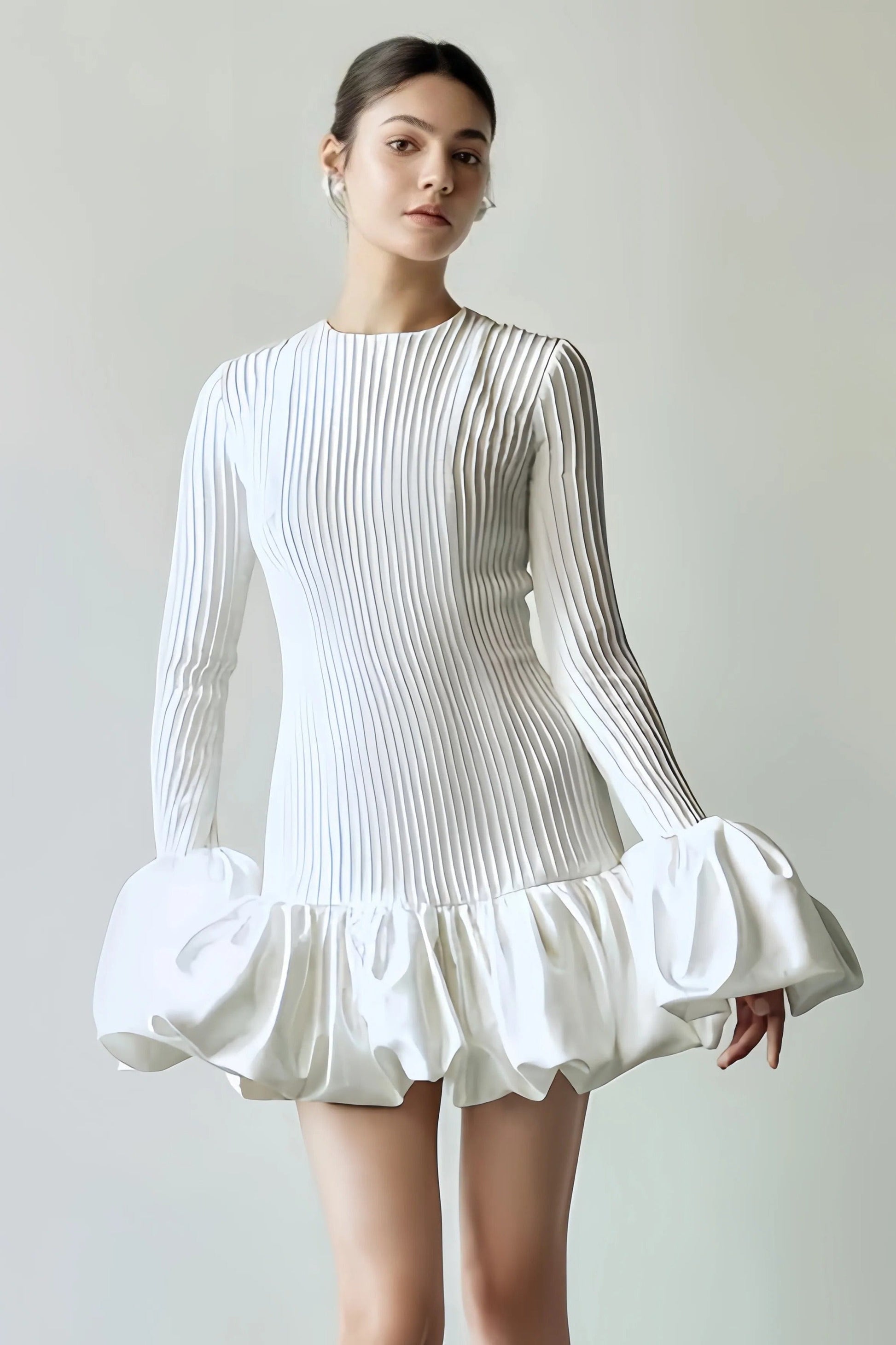 Maria – Robe courte plissée avec manches évasées et taille fluide