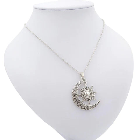 Selena - Collana pendente celestiale con elegante design sole e luna per un fascino raffinato