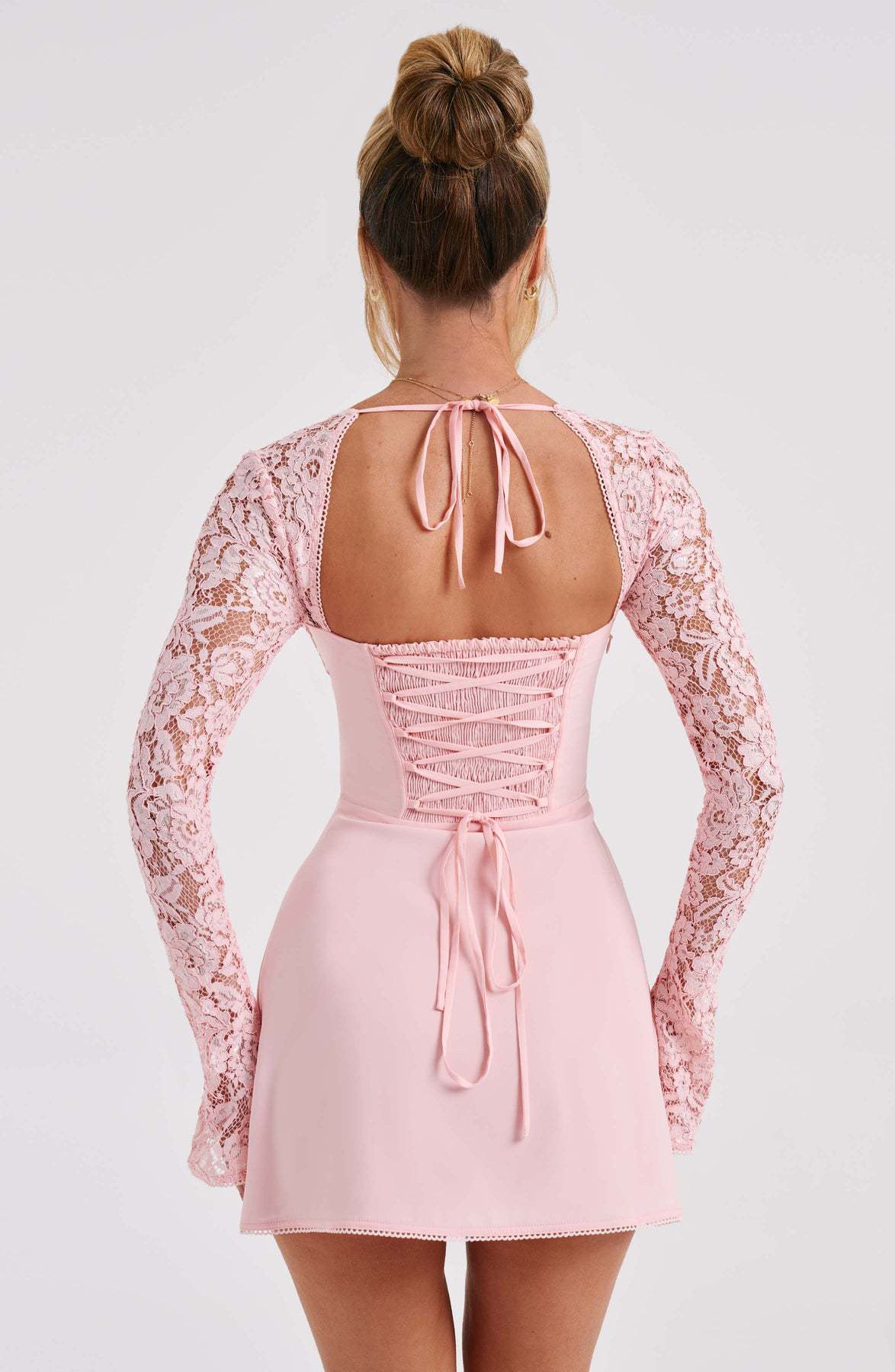 Alara - Mini-robe en dentelle stylée avec col carré