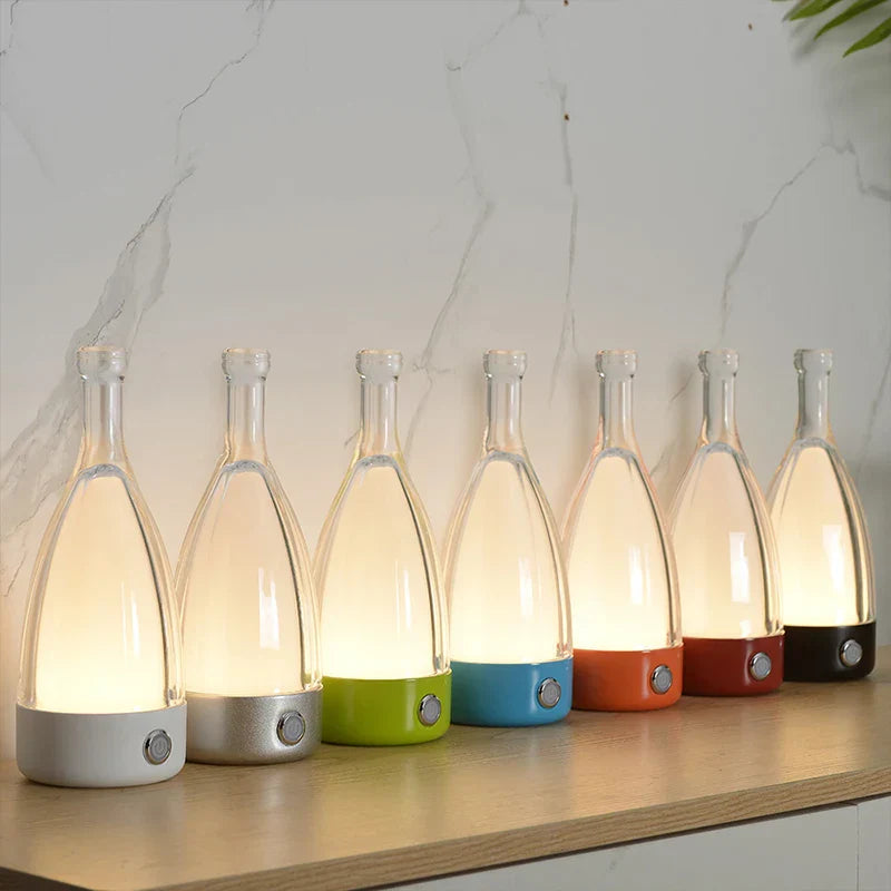 ClaroBottle – Lampka stołowa o sylwetce butelki z cylindryczną górną częścią