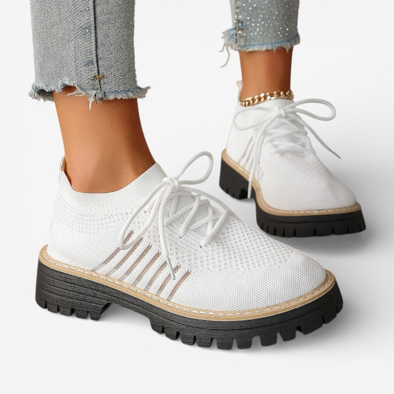 Orlyna – Buty wsuwane z ozdobnymi sznurówkami | Antypoślizgowa podeszwa dla stabilnego chodzenia | Codzienne, casualowe noszenie | Rozmiary 36–43 | Brązowy, Szary, Czarny, Jasnoszary, Różowy, Beżowy, Czerwony, Jasnoróżowy, Biały