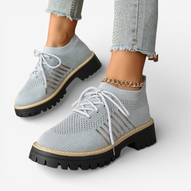 Orlyna – Buty wsuwane z ozdobnymi sznurówkami | Antypoślizgowa podeszwa dla stabilnego chodzenia | Codzienne, casualowe noszenie | Rozmiary 36–43 | Brązowy, Szary, Czarny, Jasnoszary, Różowy, Beżowy, Czerwony, Jasnoróżowy, Biały