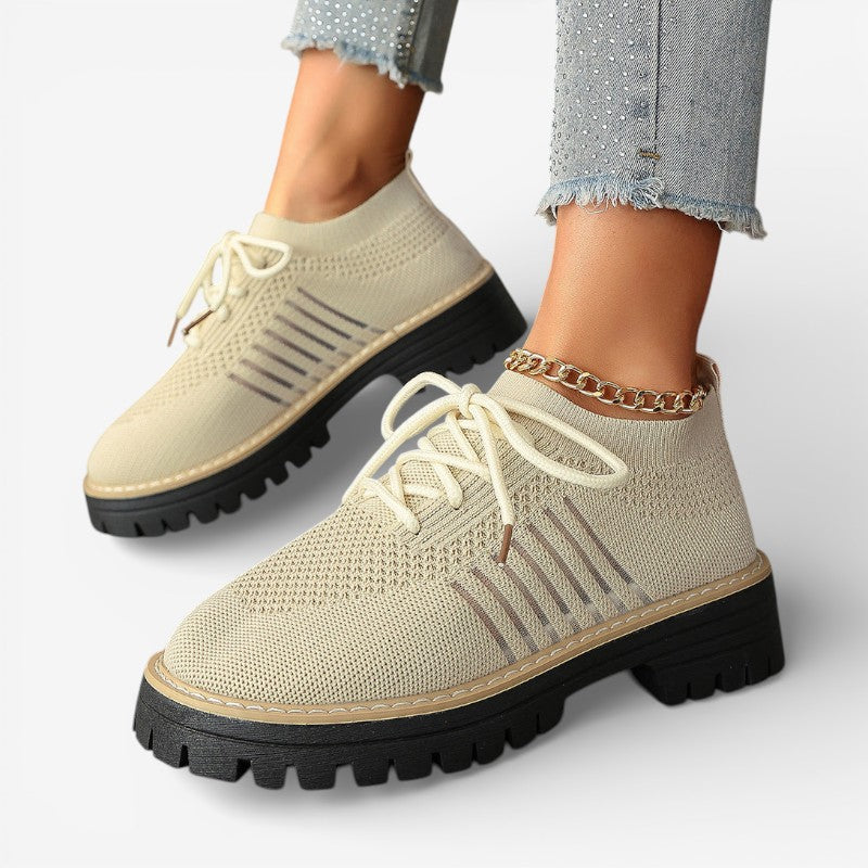 Orlyna – Buty wsuwane z ozdobnymi sznurówkami | Antypoślizgowa podeszwa dla stabilnego chodzenia | Codzienne, casualowe noszenie | Rozmiary 36–43 | Brązowy, Szary, Czarny, Jasnoszary, Różowy, Beżowy, Czerwony, Jasnoróżowy, Biały