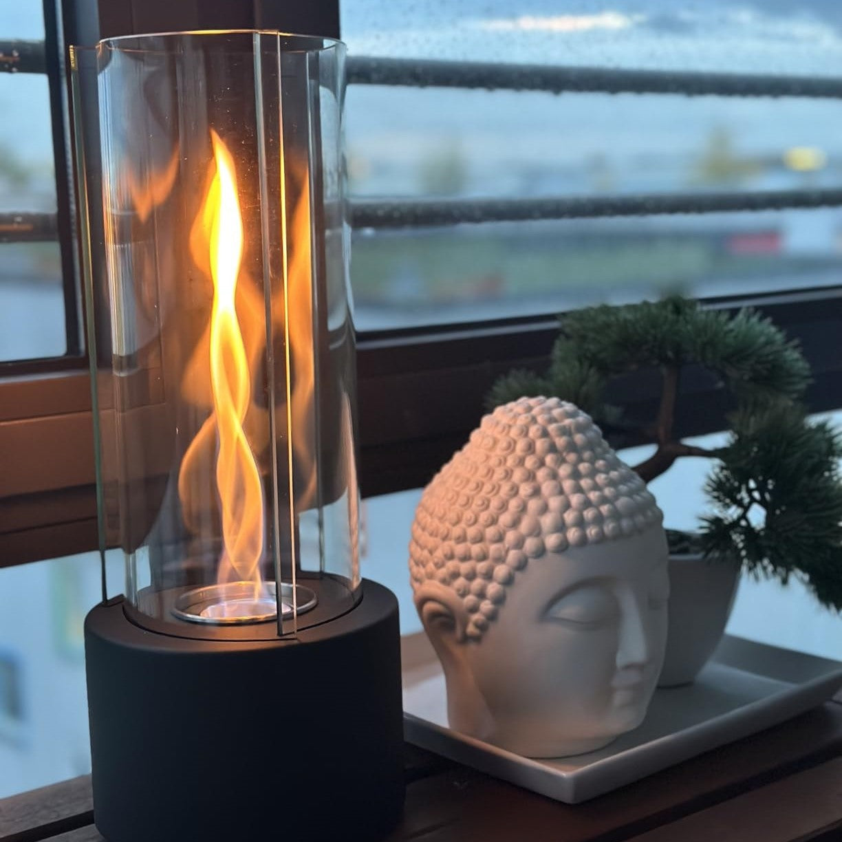 FlameAura - Elegante cilindervormige bio-ethanol haard met modern glas- en steenontwerp