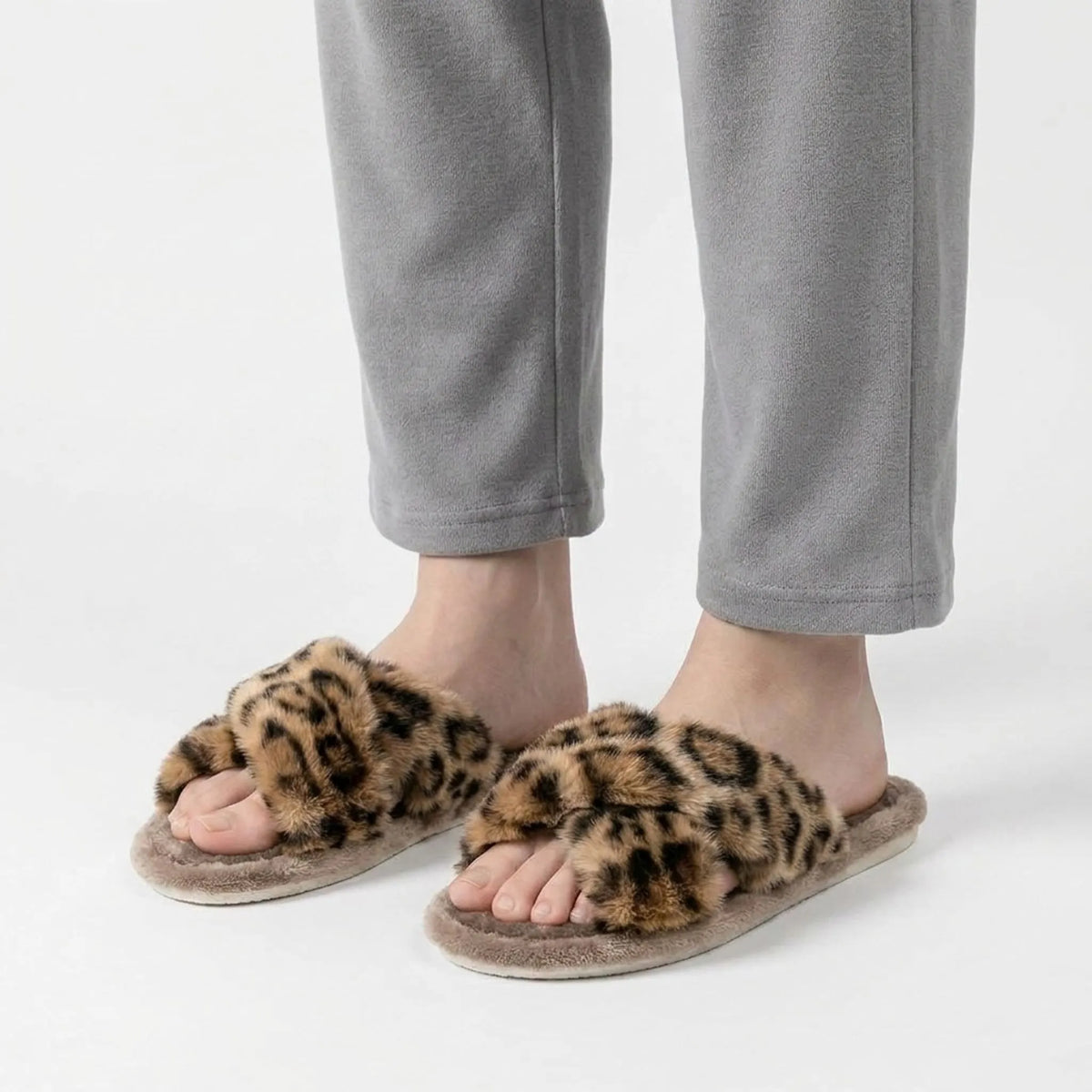 WildSnuggle - Női bolyhos papucs leopárdmintával