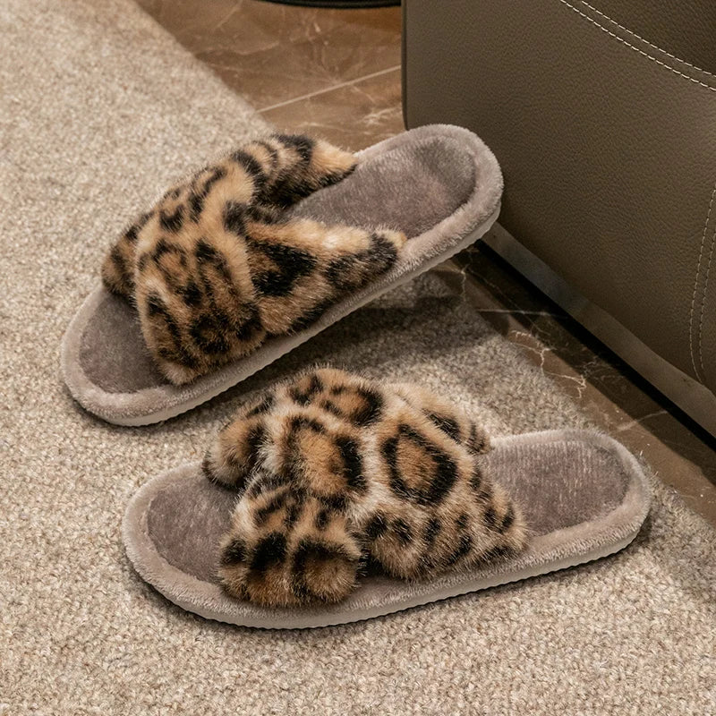 WildSnuggle - Női bolyhos papucs leopárdmintával