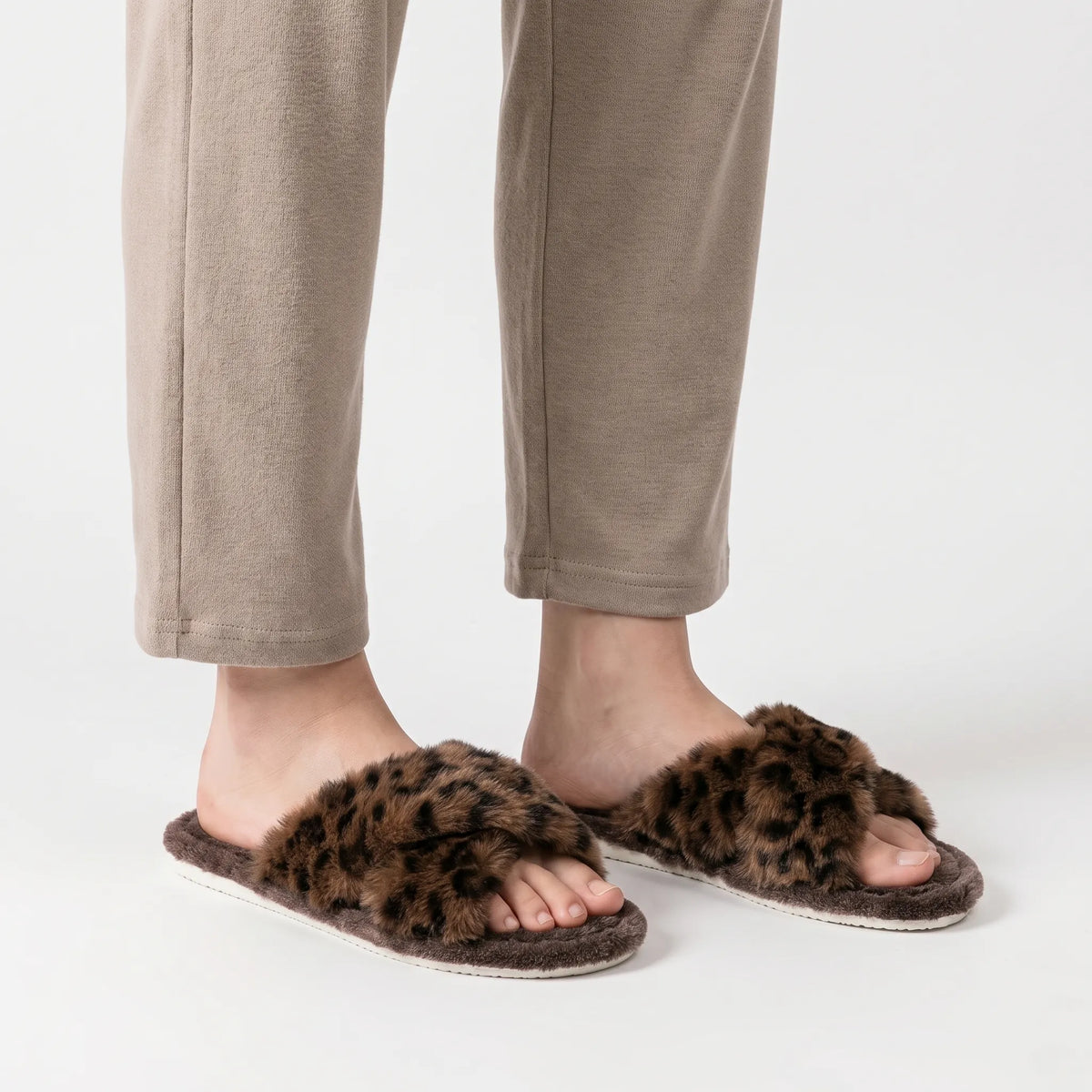WildSnuggle - Női bolyhos papucs leopárdmintával