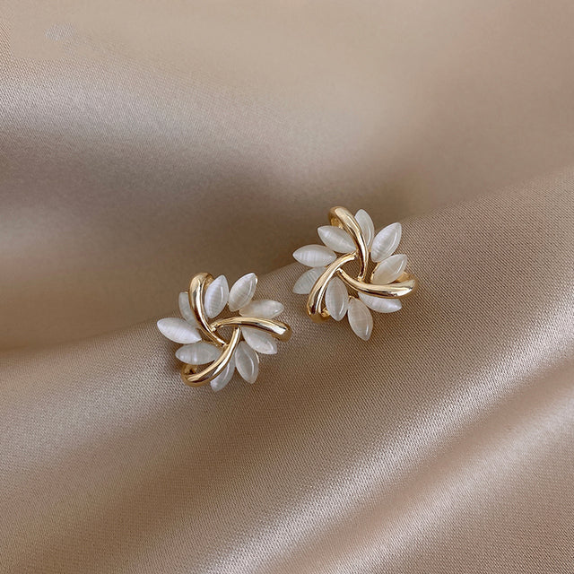 Lyra – Kvetinové náušnice s akcentmi okvetných lístkov a elegantnými detailmi